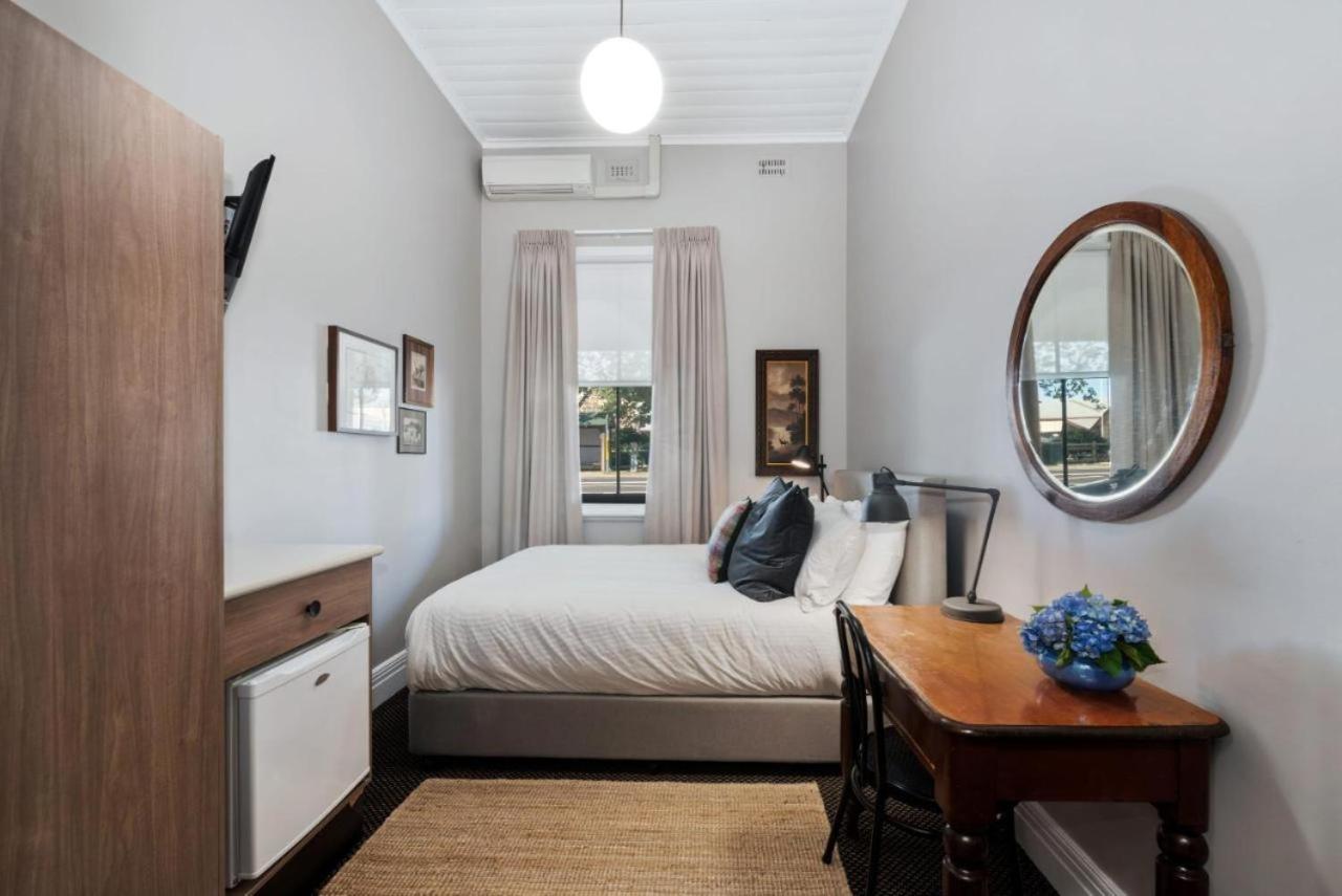 The Commercial Quarters Hotel Millthorpe Bagian luar foto